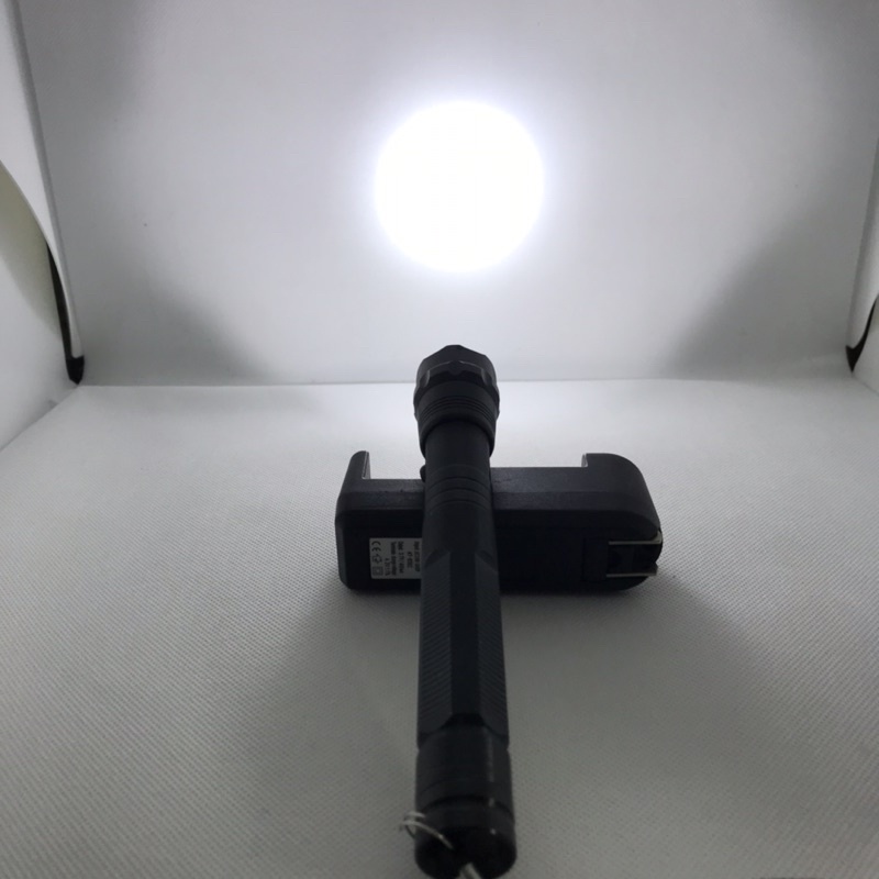 Đèn Pin LED CYX-210 siêu sáng sử dụng 2 pin tiểu AA dùng chiếu sáng vào ban đêm hoặc tìm kiếm đồ vật