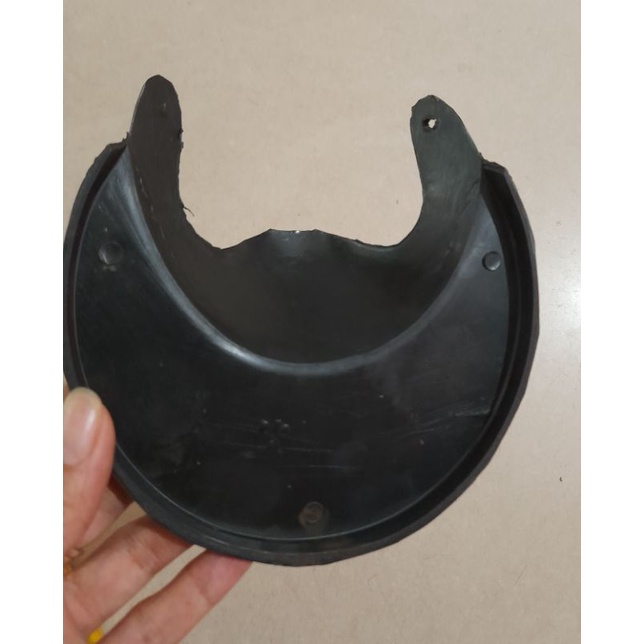 Chắn bùn sau gắn cho xe 67 bằng nhựa.