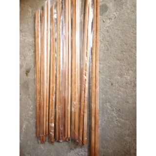 1 đôi đũa dài dùng để chiên, xào thức ăn