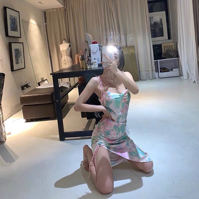 Váy lụa loang hở lưng | BigBuy360 - bigbuy360.vn