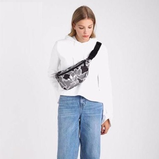 Túi đeo bụng Adidas rằn ri