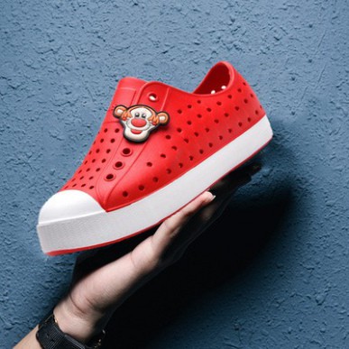 giày nhựa đi mưa native họa tiết đỏ trầm relax SHINNATIVEDO tặng thêm 2 jibitz native