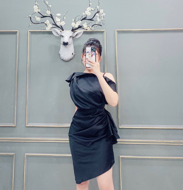 Đầm lệch vai trẻ trung gợi cảm