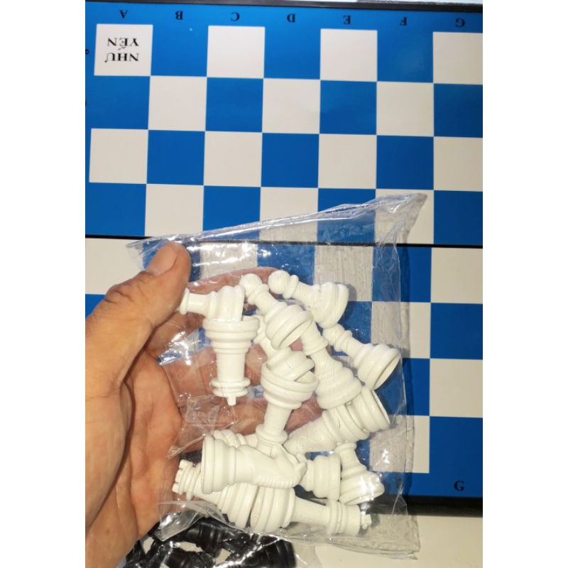 Một bộ trò chơi Cờ Vua có bàn chơi bằng nhựa kích thước 30x30cm