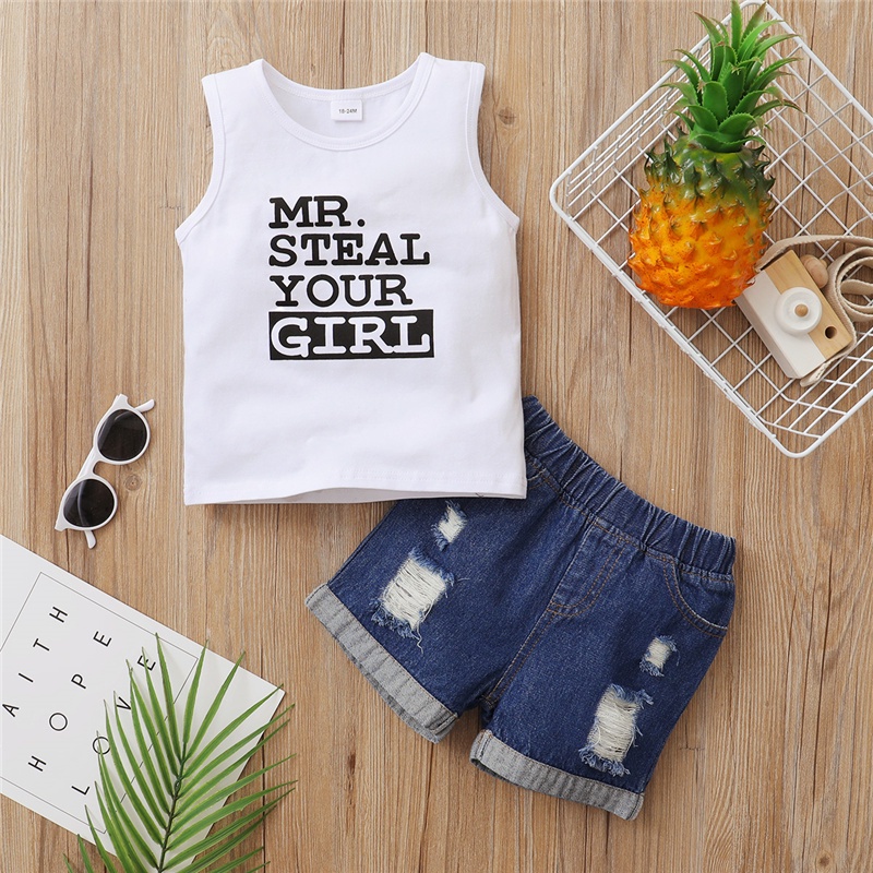 Trang phục Mikrdoo 2 món gồm áo ba lỗ in chữ Mr. Steal Your Girl và quần denim kiểu mùa hè cho bé trai