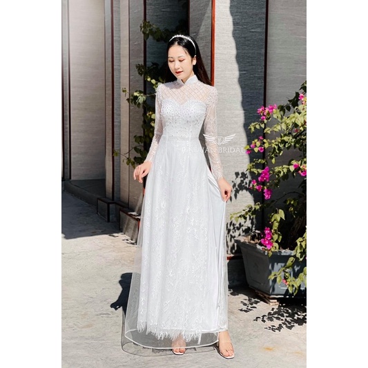 Vẫn là áo dài hàng 6 tà kết tủa dày dặn giúp dâu trở lên sang chảnh, tự tin hơn trong ngày cưới hỏi.