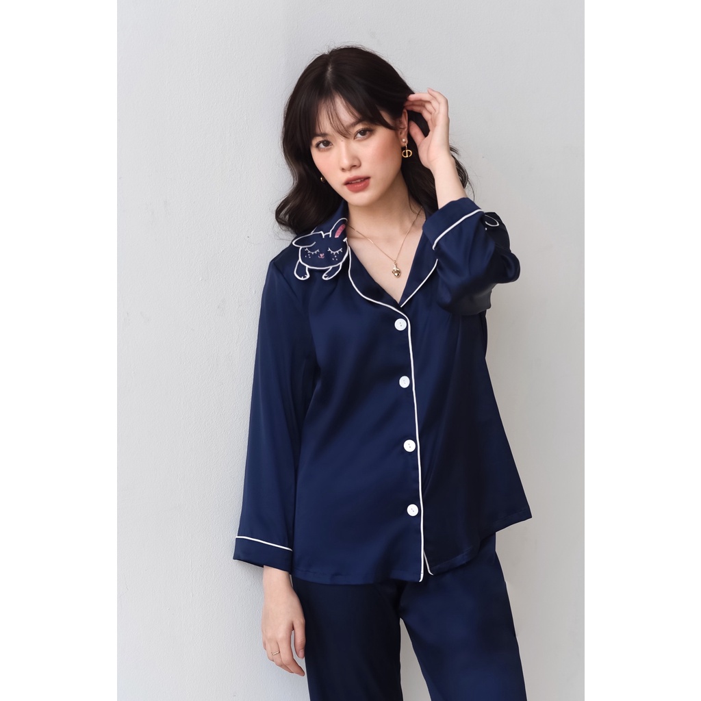 Bộ Pyjamas Nữ Mặc Nhà Áo Dài Quần Dài Chất Liệu Lụa Thiết Kế Cổ Thỏ Tai Cụp Bunny Xanh Navy LILAS BLANC