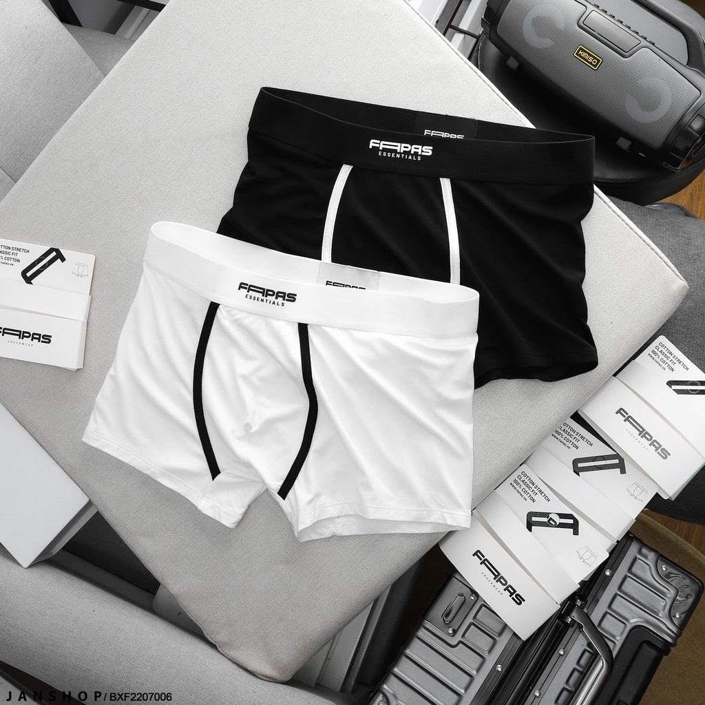 Boxer Essential Với 2 Đường Sọc Dọc Ôm Thân Tạo Sự Mạnh Mẽ Và Phá Tan Sự Đơn Điệu Của 2 Màu Gam Màu Trắng Đen