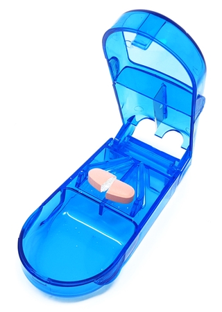 Dụng cụ cắt thuốc tiện lợi