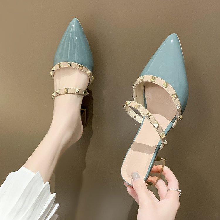 Giày sục cao gót da bóng quai chéo tán đinh gót vuông 3,5p