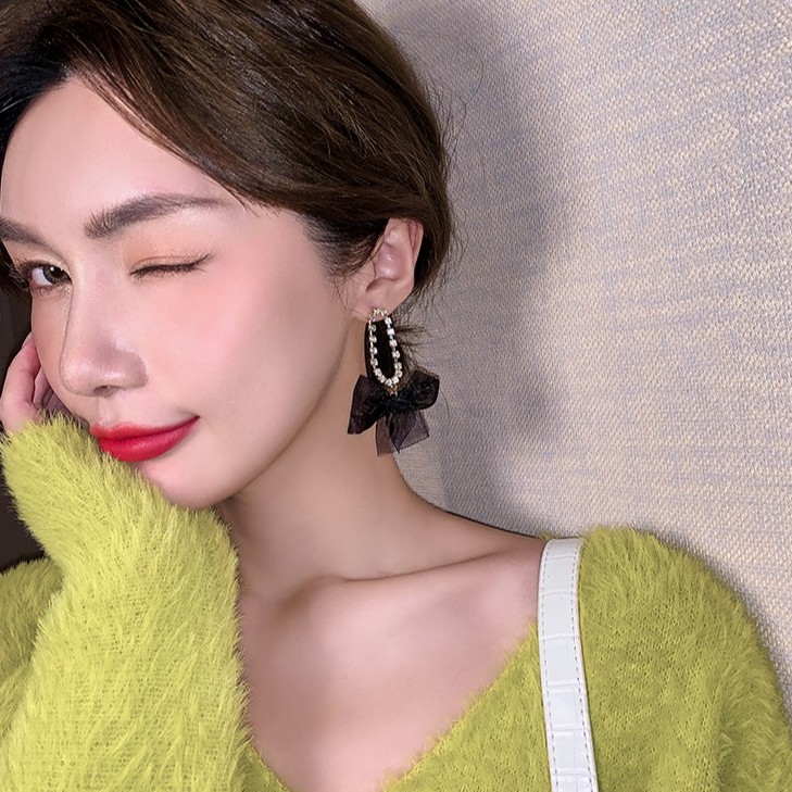 Bông tai nơ voan màu đen và vòng đính đá kiều diễm BT209