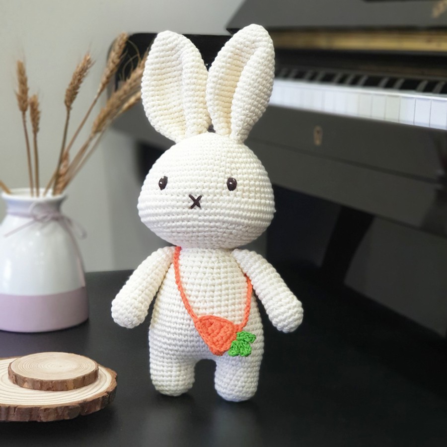 Gấu bông handmade cao cấp Amiu Việt Nam - Thỏ nhỏ đeo túi carot handmade