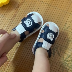 Sandal Tập Đi Cho Bé Chống Trơn Thoáng Khí Đế Mềm Hình Sư Tử Phát Tiếng Kêu Homegiay ( 518 )