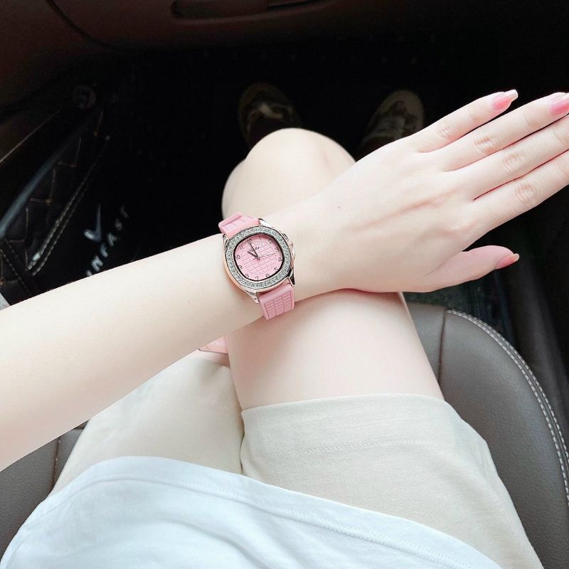 Mẫu tiểu thư mặt oval