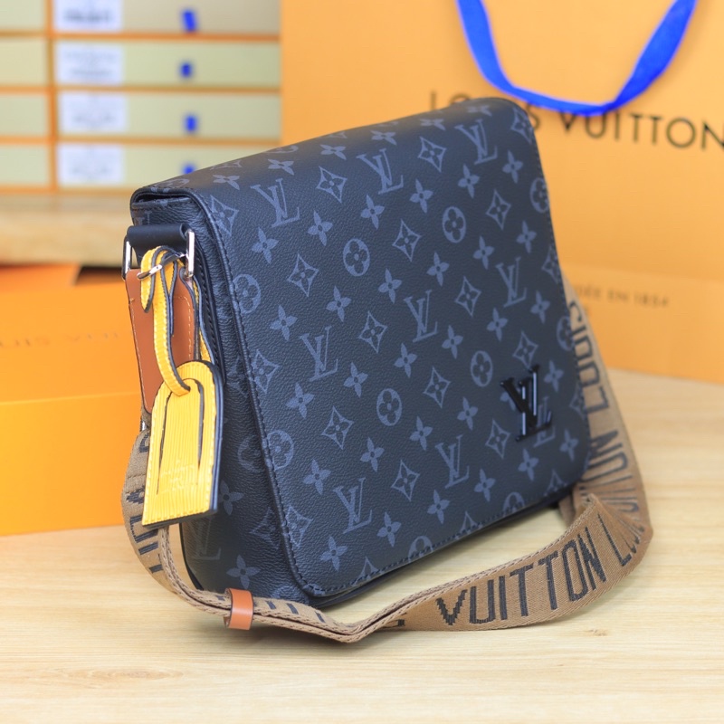 Túi đeo chéo nam M45628 chất liệu da mềm không nhăn size 25x23x6cm Fullbox