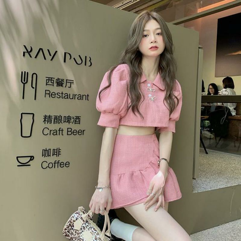 Set váy hồng cá tính.