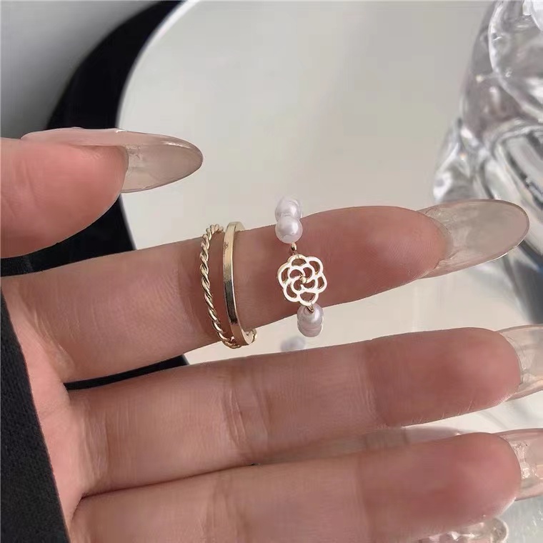 Bộ 2 Nhẫn Đeo Tay Đính Ngọc Trai Và Hoa Trà Xinh Xắn Cho Nữ