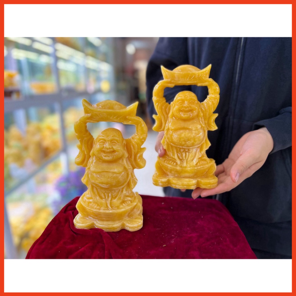 Mẫu bestseller Di lặc đá màu vàng cầm nén vàng được thợ điê khắc rõ nét sắc sảo biểu tượng của sự vui vẻ hoan hỉ tài lộc