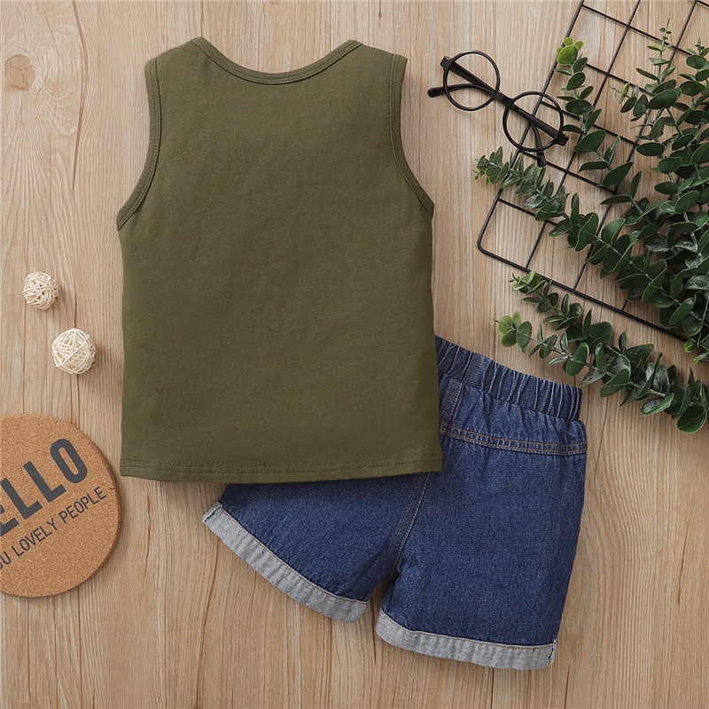 Trang phục Mikrdoo 2 món gồm áo ba lỗ in chữ Mr. Steal Your Girl và quần denim kiểu mùa hè cho bé trai