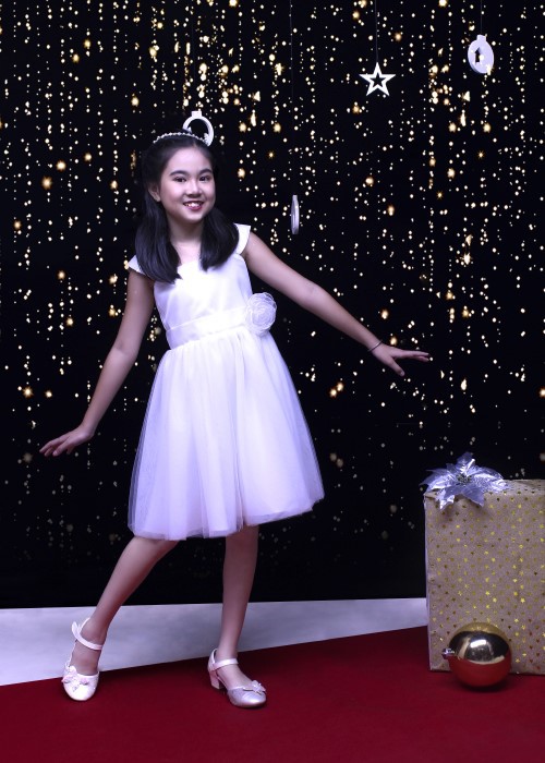 Đầm tiệc bé gái tay nhún đính hoa trắng Jadiny