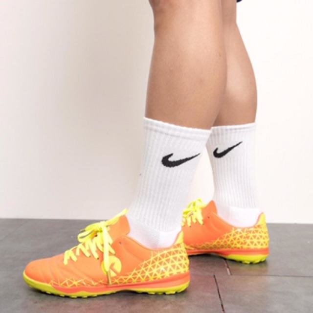 Tất thể thao Nike dài cổ