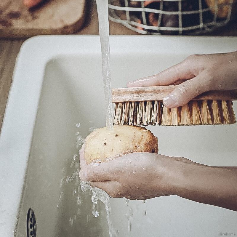 Bàn chải bằng tre dùng rửa rau củ quả đa năng