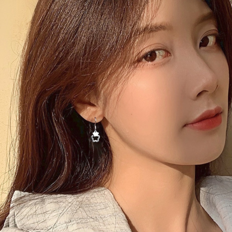 Bông Tai Hình Hoa Nhỏ Dáng Ngắn Màu Bạc Xinh Xắn Thời Trang Cho Nữ