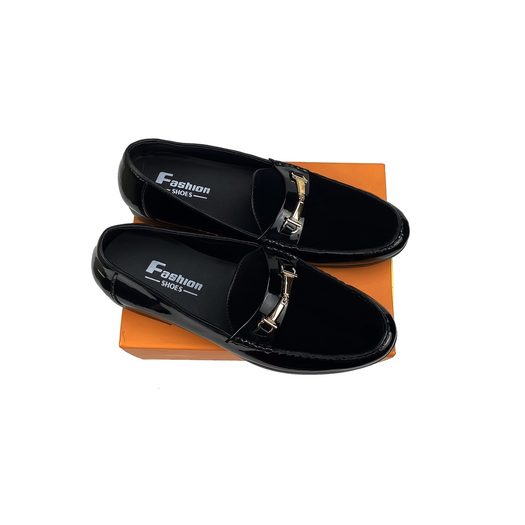 Giày da nam loafer sản phẩm đính khuyên vàng kết hợp da lộn kiểu dáng phá cách so với giày lười thông thường.