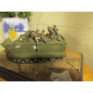 Mô hình quân sự xe bọc thép Mỹ 1/35 SCALE M113 U.S. ARMOURED PERSONNEL CARRIER 35040 - GDC