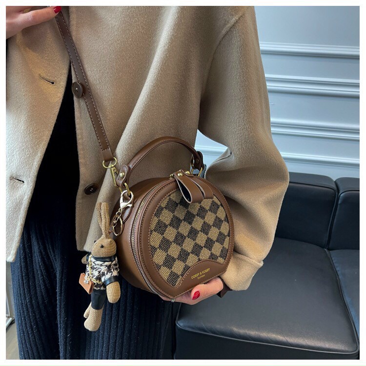 Túi xách nữ, Túi đeo chéo da dáng trống tròn kèm móc gấu 1022