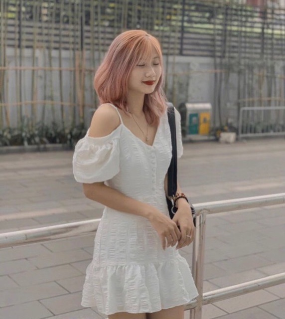 Váy trắng lệch vai