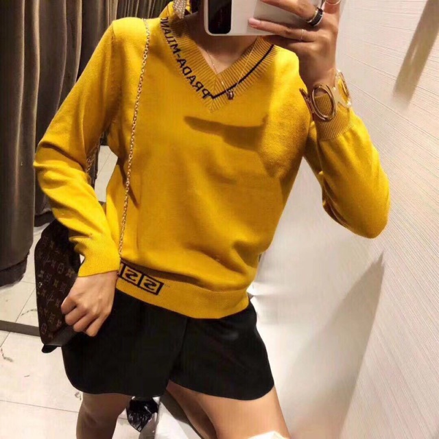 Áo len cổ tim