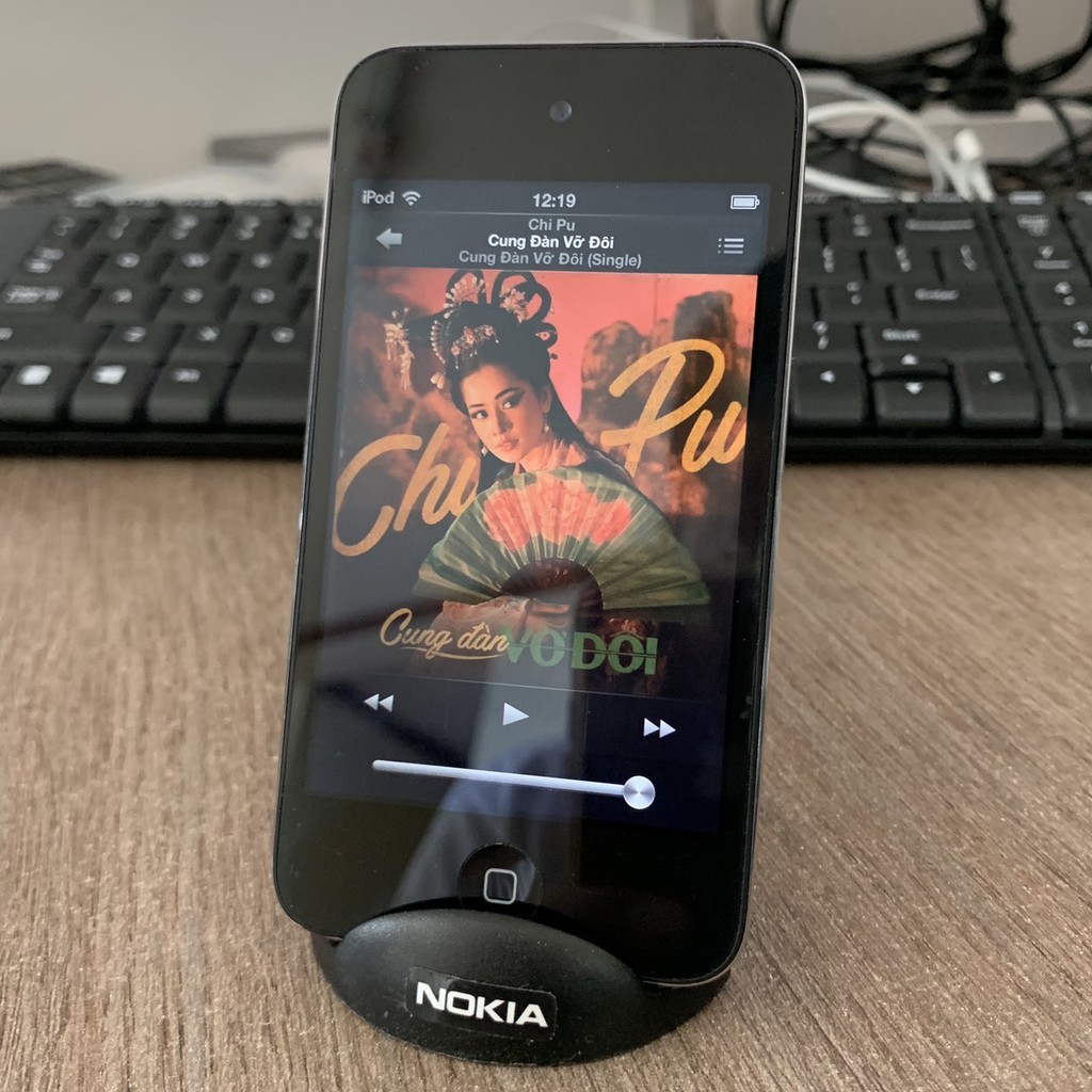 Đế dùng trưng bày điện thoại bằng nhựa cứng. | BigBuy360 - bigbuy360.vn