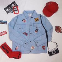 Áo khoác jeans rách logo