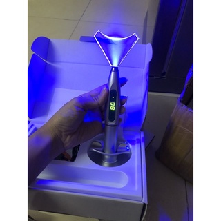 đầu đèn chiếu rộng cả hàm răng sử dụng cả cho đính đá và tẩy trắng răng