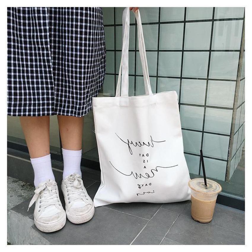 Túi tote vải canvas đa dạng họa tiết tha hồ lựa chọn, là món đồ ưa chuộng nhất của giới trẻ hiện nay