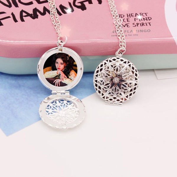 (80k) Vòng cổ in hình CÚC TỊNH Y đóng nắp kim loại xinh xắn
