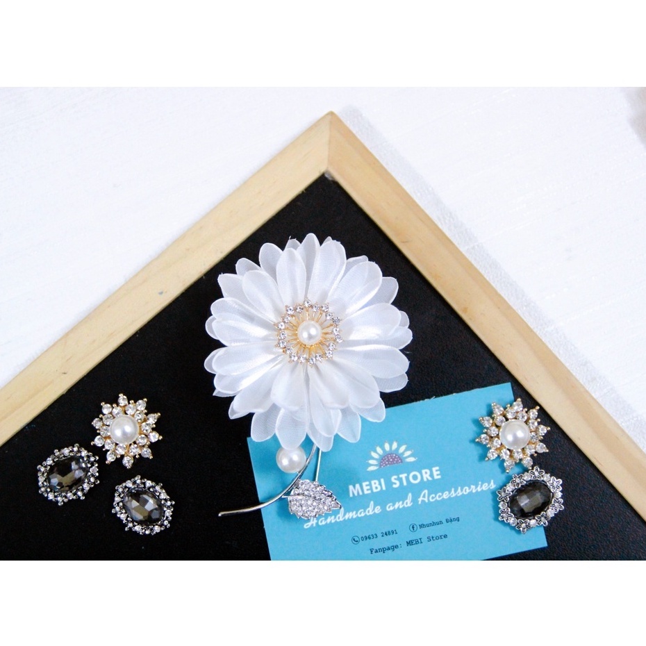 Hoa cài áo handmade MEBI mẫu hoa cúc nhụy đá rỗng mix cành trai kim liền siêu sang
