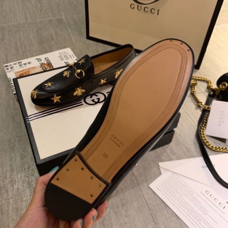 giày lười loafer nam nữ da thật mũi tròn gắn quai xích G-G in họa tiết hình ong Gucci GC