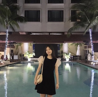 Đầm đen phối kiếng