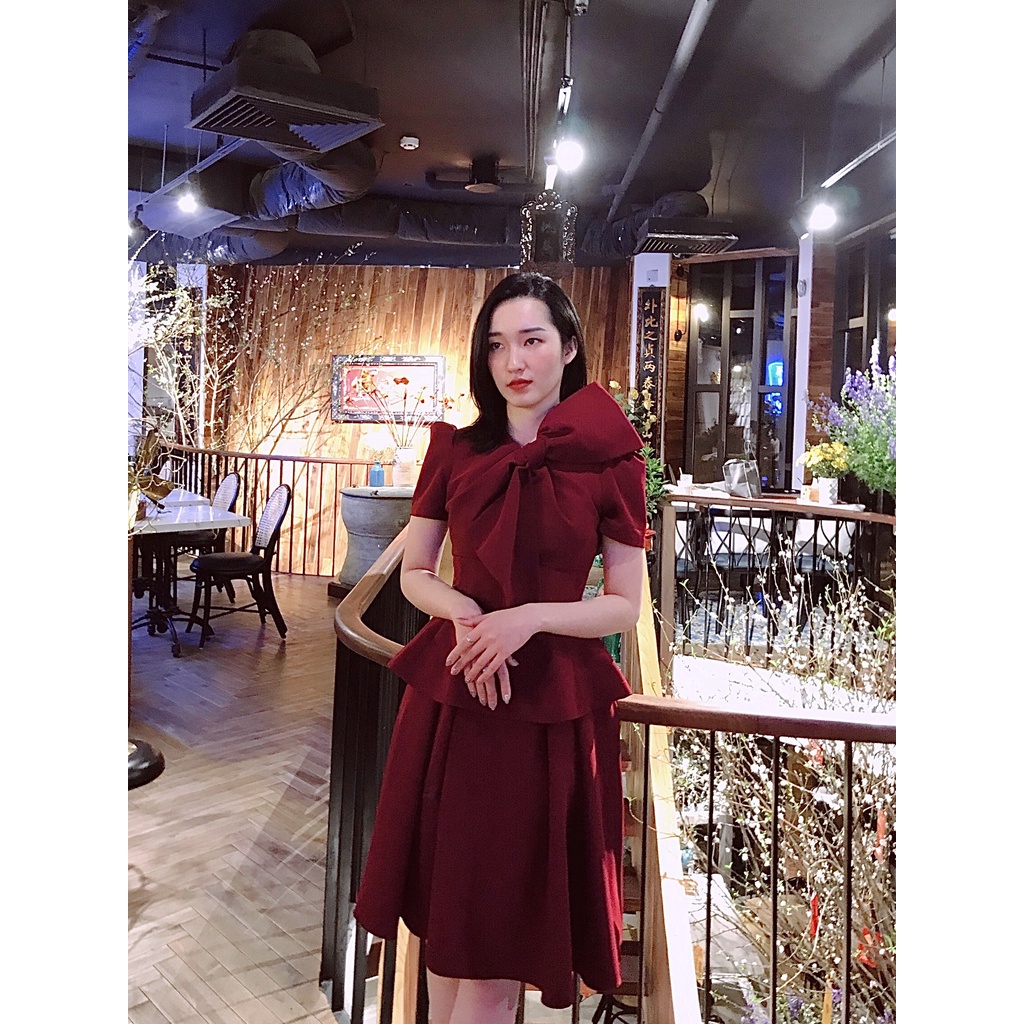 Mira set màu đỏ đô bao gồm áo vest và chân váy