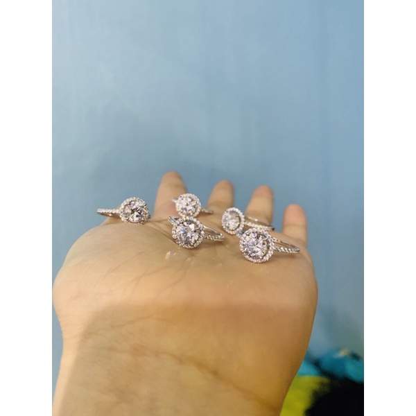 Nhẫn bạc phủ vàng trắng viền hàng đá nhỏ ôm 1 viên 6-7ly ngoài sáng đẹp hơn hình