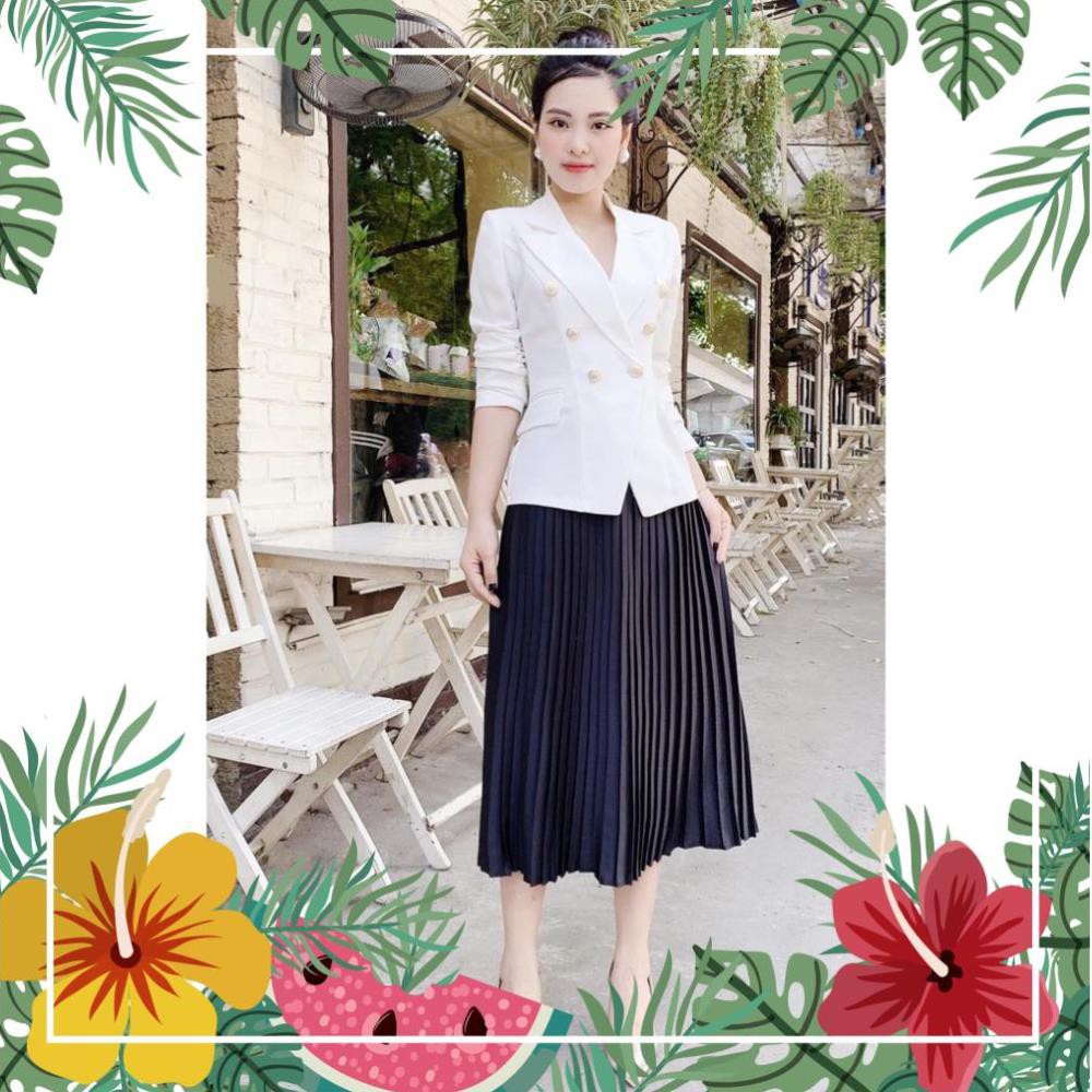 Bộ áo vest trắng và chân váy xếp ly