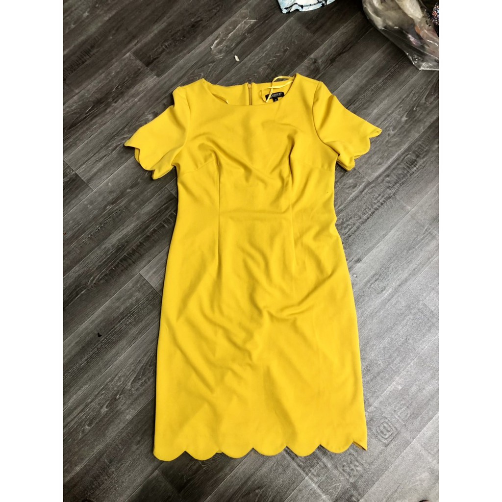 Đầm Suông GLAMOUR Lai Bèo Dây Kéo Sau Cổ Thuyền Tay Ngắn Màu Vàng - Size 14