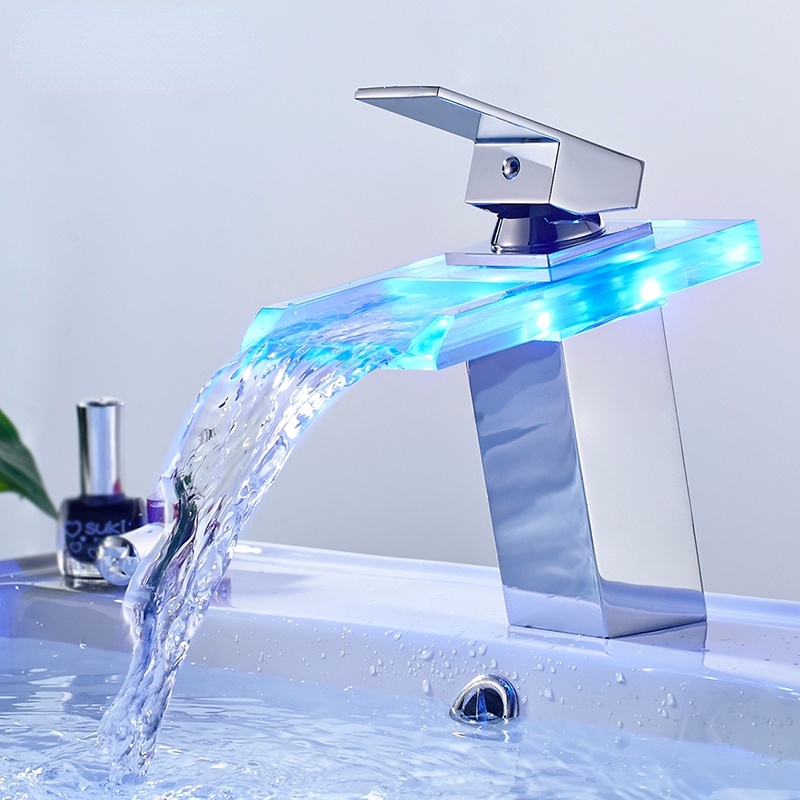 Vòi nước tích hợp đèn led hay đổi màu sắc theo nhiệt độ tiện dụng cho nhà tắm