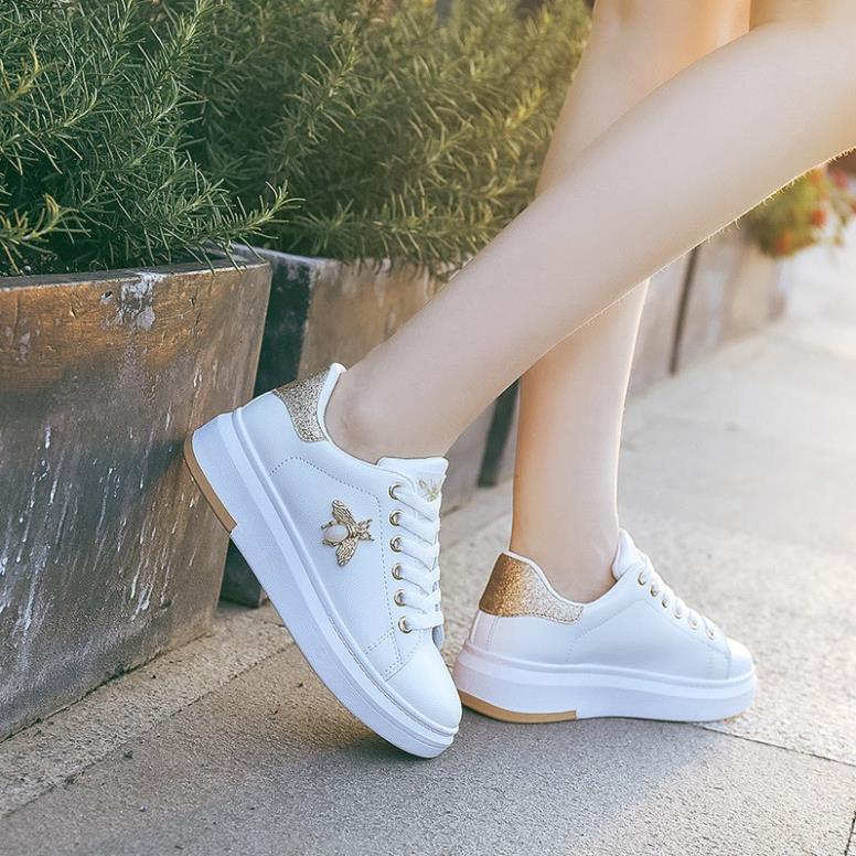 Giày Thể Thao Nữ Trắng Sneaker Đính Ong Vàng Dễ Thương Dễ Phối Đồ Da Vi Sợi Mềm Đẹp Giá Rẻ Thích Hợp Đi Học Công Sở RUS