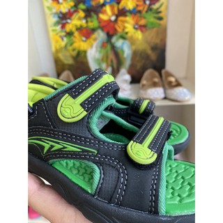 sandal bé trai màu xanh