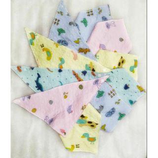 Khăn tam giác bông xốp cho bé