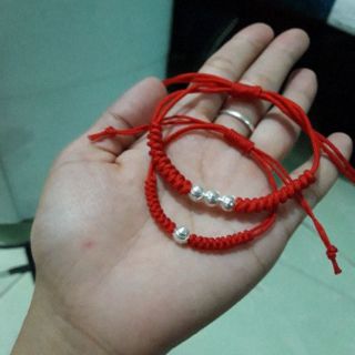 Com bo 2 vòng dâu trơn và 2 dây chỉ đỏ may mắn