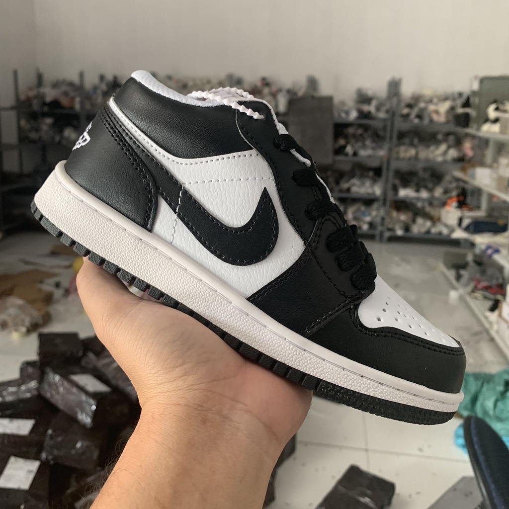 Giày sneaker JORDAN 1 CỔ THẤP MÀU ĐEN TRẮNG ⚡️𝐅𝐑𝐄𝐄 𝐒𝐇𝐈𝐏⚡️ Giày thể thao jodan jd1 low hot hit nam nữ 2021